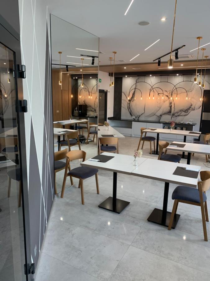 Hotel Coliber Klobuck Bagian luar foto
